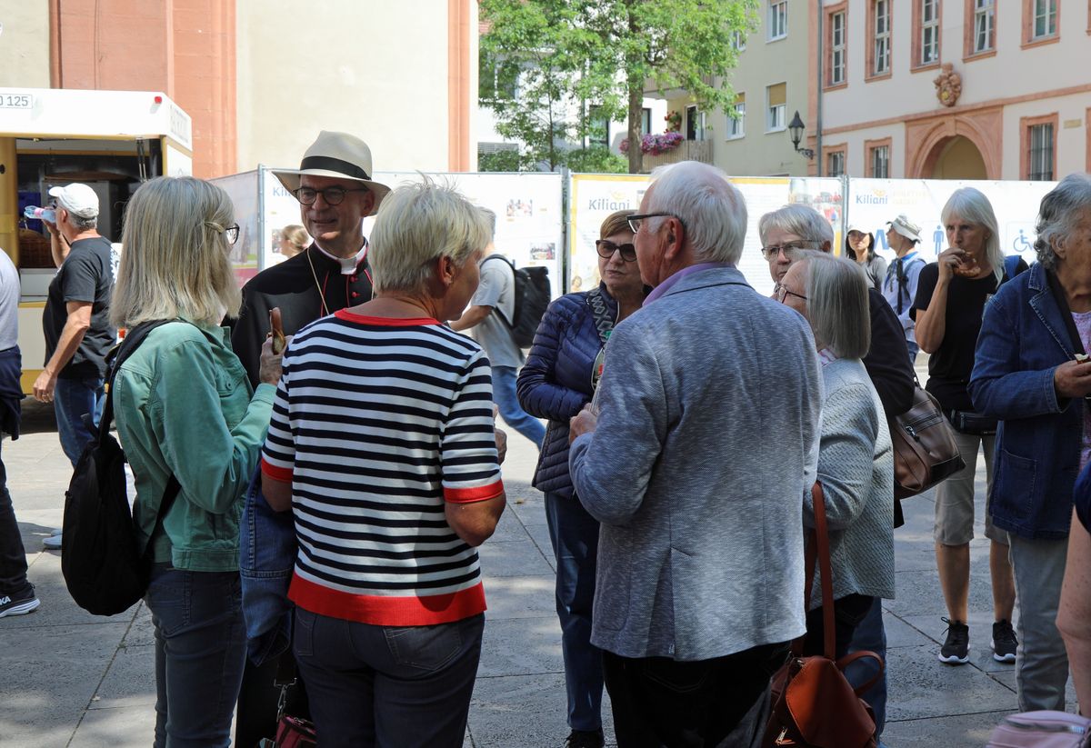Bischof Dr. Franz Jung feierte am Donnerstag, 10. Juli 2025, einen Kiliani-Wallfahrtsgottesdienst mit Gläubigen aus der Region Würzburg. Eine Begegnung auf dem Kiliansplatz schloss sich an.