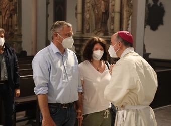 Bischof Dr. Franz Jung feierte am Mittwochabend, 23. Juni, einen Gottesdienst für Ehepaare, die 2021 oder 2021 auf 25 gemeinsame Jahre zurückblicken. Im Anschluss konnten sich die Paare segnen lassen.