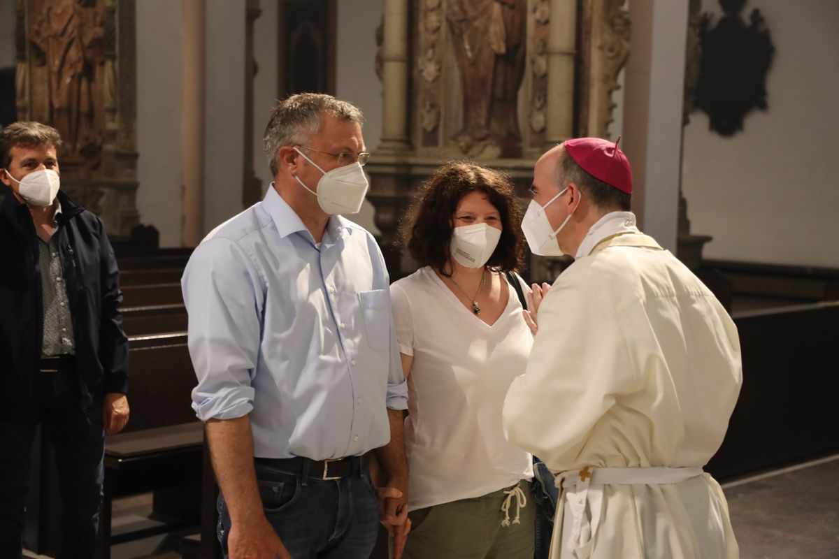 Bischof Dr. Franz Jung feierte am Mittwochabend, 23. Juni, einen Gottesdienst für Ehepaare, die 2021 oder 2021 auf 25 gemeinsame Jahre zurückblicken. Im Anschluss konnten sich die Paare segnen lassen.