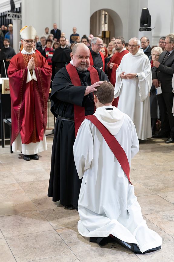 Nach dem Bischof legte unter anderem auch Provinzial Augustinerpater Lukas Schmidkunz Holzheimer die Hände auf.  Nach dem Bischof legte unter anderem auch Provinzial Augustinerpater Lukas Schmidkunz Holzheimer die Hände auf.