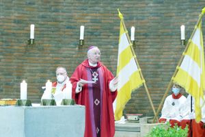 Weihbischof Ulrich Boom feierte am Dienstag, 6. Juli 2021, einen regionalen Kiliani-Pontifikalgottesdienst in der Pfarrkirche "Zur Mutterschaft Mariens" in Hösbach-Bahnhof.