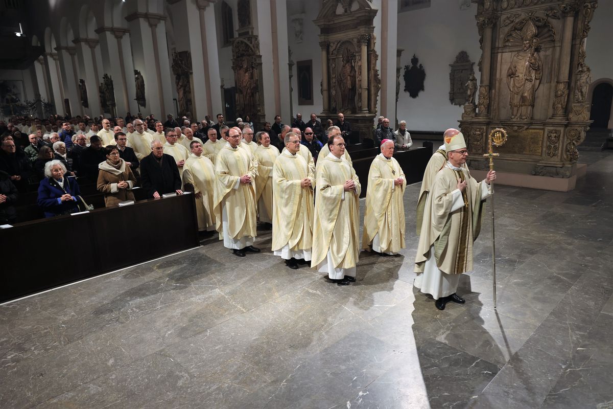 Bischof Dr. Franz Jung hat am Montagabend, 25. März, im Würzburger Kiliansdom die Heiligen Öle für alle 43 Pastoralen Räume im Bistum Würzburg  geweiht.