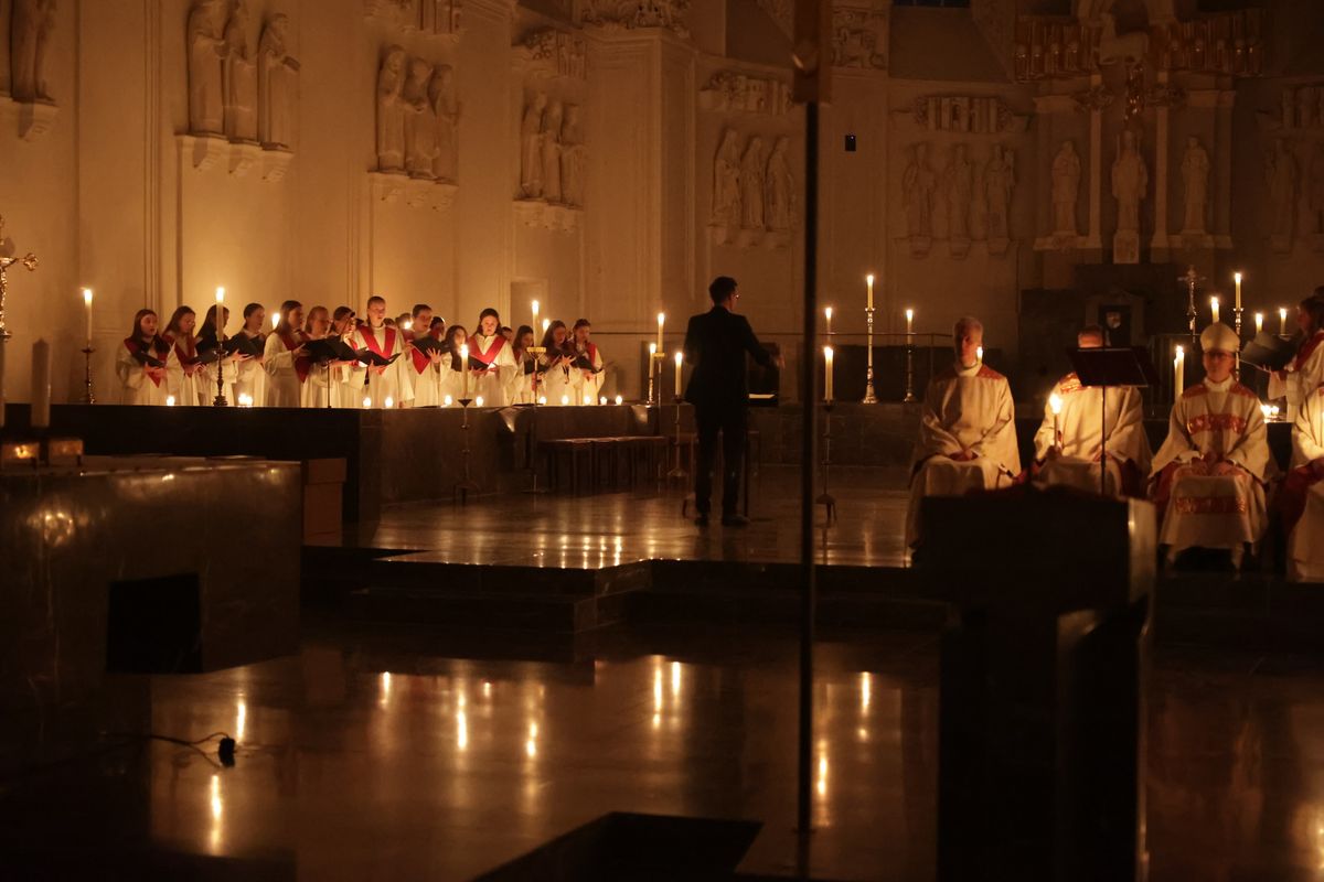 Bischof Dr. Franz Jung feierte am Samstag, 19. April, im Würzburger Kiliansdom die Osternacht. 
