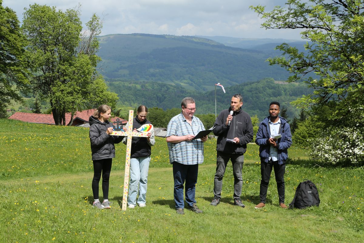 Fast 400 Gläubige haben an der Ökumenischen Kreuzbergwallfahrt mit Bischof Jung und Regionalbischöfin Bornowski teilgenommen.  Fast 400 Gläubige haben an der Ökumenischen Kreuzbergwallfahrt mit Bischof Jung und Regionalbischöfin Bornowski teilgenommen.