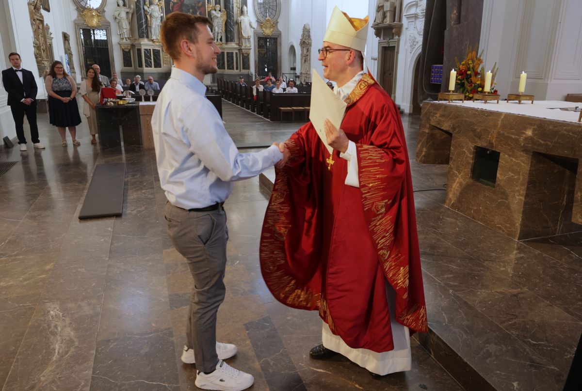 Beim Kiliani-Gottesdienst für die in Schule und Erziehung Tätigen hat Bischof Dr. Franz Jung am Freitag, 11. Juli, im Würzburger Kiliansdom 24 Frauen und Männern die Missio canonica verliehen.