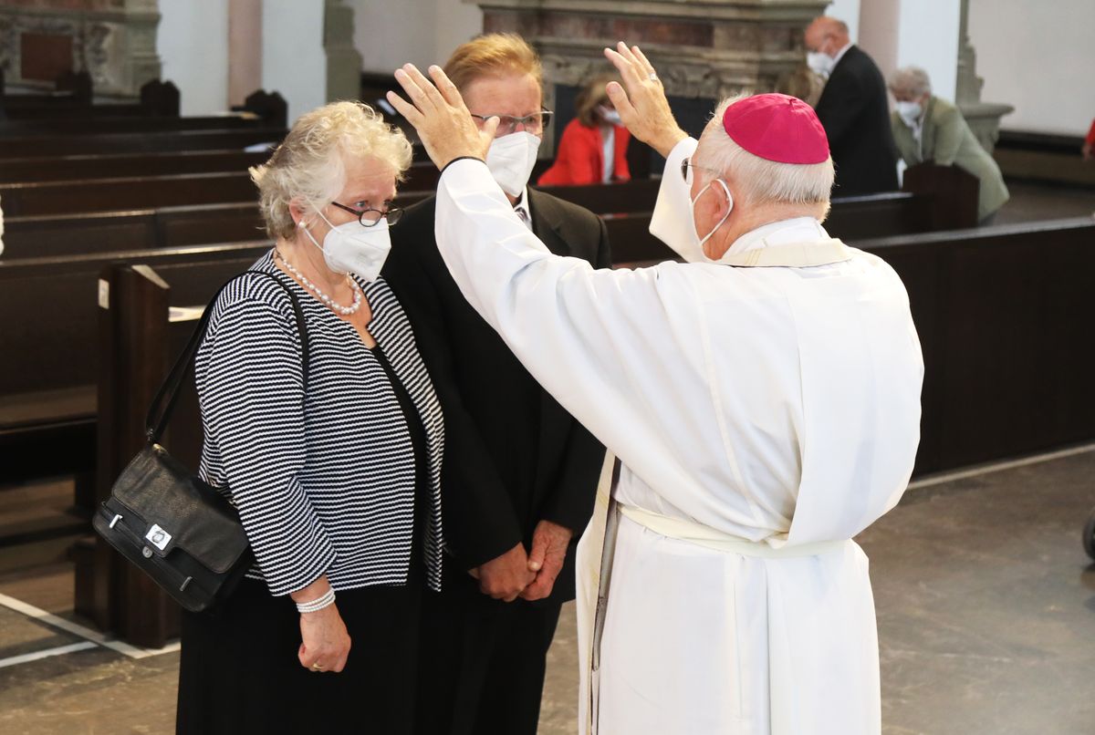 	 Weihbischof Ulrich Boom feierte am Mittwochnachmittag, 30. Juni, einen Gottesdienst für Ehepaare, die 2020 oder 2021 ihr goldenes, diamantenes oder eisernes Ehejubiläum hatten. Im Anschluss konnten sich die Paare segnen lassen.