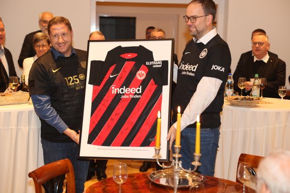 Kanzler Matthias Finster (links) und Christof Brod, Referent des Generalvikars, trugen das Geschenk herein.  Kanzler Matthias Finster (links) und Christof Brod, Referent des Generalvikars, trugen das Geschenk herein.