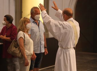 Mit rund 100 Ehepaaren aus der ganzen Diözese hat Bischof Dr. Franz Jung am Montagabend, 28. Juni, einen Gottesdienst im Würzburger Kiliansdom gefeiert. Eingeladen waren Ehejubilare, die in den Jahren 2020 und 2021 ihr silbernes Ehejubiläum feiern. Nach dem Gottesdienst ließen sich die Ehepartner von Bischof Jung und weiteren Priestern und Diakonen mit Abstand segnen.