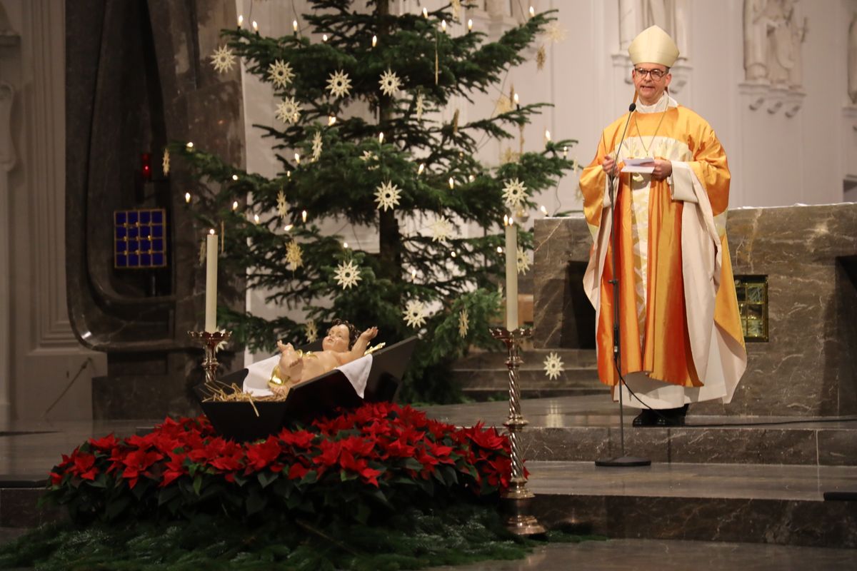 Bischof Dr. Franz Jung feierte an Heiligabend, 24. Dezember, im Würzburger Kiliansdom mit den Gläubigen die Christmette. Bischof Dr. Franz Jung feierte an Heiligabend, 24. Dezember, im Würzburger Kiliansdom mit den Gläubigen die Christmette.