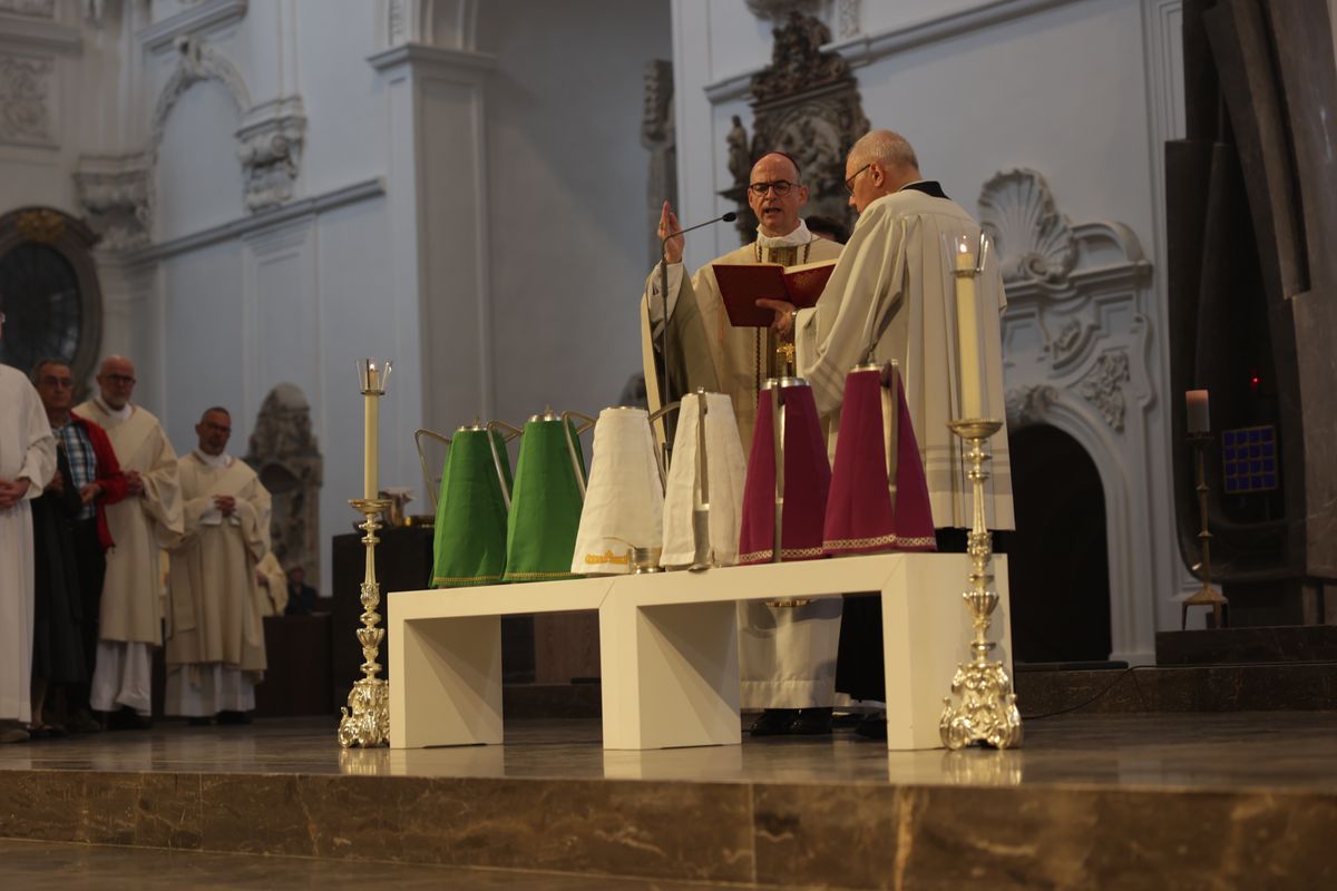 Bischof Dr. Franz Jung hat am Mittwochabend, 16. April, bei der Chrisammesse im Würzburger Kiliansdom die Heiligen Öle für das ganze Bistum geweiht.  Bischof Dr. Franz Jung hat am Mittwochabend, 16. April, bei der Chrisammesse im Würzburger Kiliansdom die Heiligen Öle für das ganze Bistum geweiht.