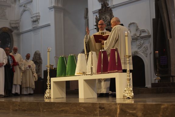 Bischof Dr. Franz Jung hat am Mittwochabend, 16. April, bei der Chrisammesse im Würzburger Kiliansdom die Heiligen Öle für das ganze Bistum geweiht.  Bischof Dr. Franz Jung hat am Mittwochabend, 16. April, bei der Chrisammesse im Würzburger Kiliansdom die Heiligen Öle für das ganze Bistum geweiht.