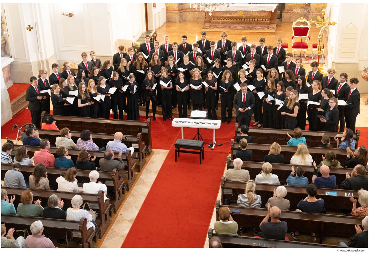 Der Wiener Mädchenchor und die Junge Domkantorei gestalteten eine Maiandacht in der Kirche Sankt Leopold in Wien.
