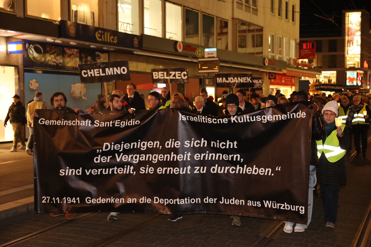 An die erste Deportation von jüdischen Menschen aus Würzburg durch die Nationalsozialisten am 27. November 1941 erinnerte ein von der Gemeinschaft Sant