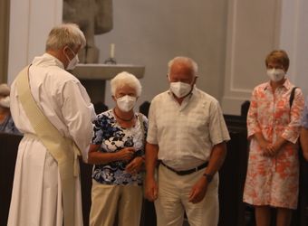 Mit rund 100 Ehepaaren aus der ganzen Diözese hat Bischof Dr. Franz Jung am Montagabend, 28. Juni, einen Gottesdienst im Würzburger Kiliansdom gefeiert. Eingeladen waren Ehejubilare, die in den Jahren 2020 und 2021 ihr silbernes Ehejubiläum feiern. Nach dem Gottesdienst ließen sich die Ehepartner von Bischof Jung und weiteren Priestern und Diakonen mit Abstand segnen.