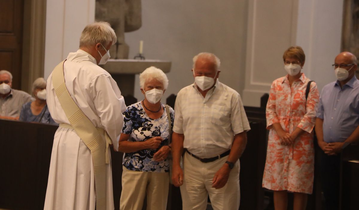 2621/0619 Ehejubilare Bischof 28. Juni Abend_27966 Mit rund 100 Ehepaaren aus der ganzen Diözese hat Bischof Dr. Franz Jung am Montagabend, 28. Juni, einen Gottesdienst im Würzburger Kiliansdom gefeiert. Eingeladen waren Ehejubilare, die in den Jahren 2020 und 2021 ihr silbernes Ehejubiläum feiern. Nach dem Gottesdienst ließen sich die Ehepartner von Bischof Jung und weiteren Priestern und Diakonen mit Abstand segnen.