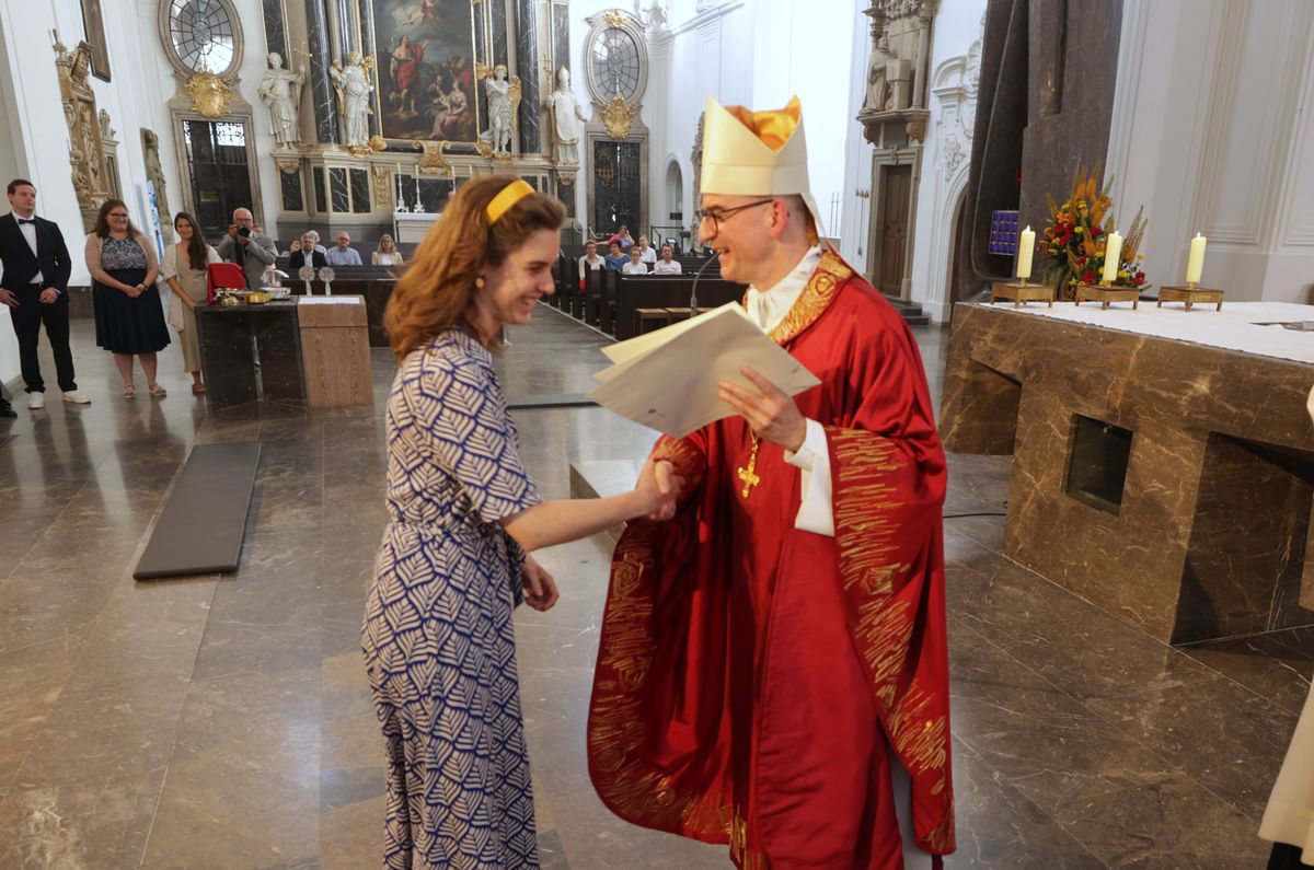 Beim Kiliani-Gottesdienst für die in Schule und Erziehung Tätigen hat Bischof Dr. Franz Jung am Freitag, 11. Juli, im Würzburger Kiliansdom 24 Frauen und Männern die Missio canonica verliehen.