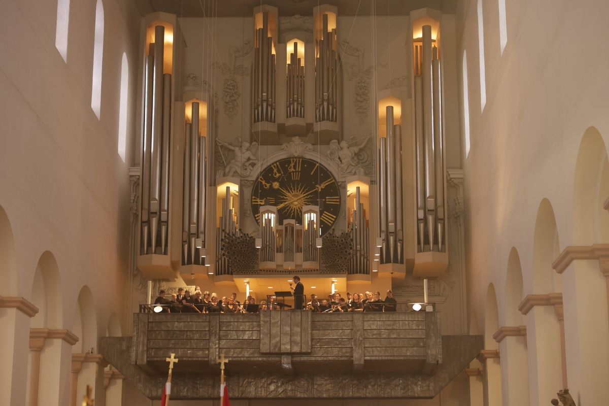 Mit einer Reliquienprozession von Sankt Burkard über die Alte Mainbrücke und einem Pontifikalgottesdienst im Kiliansdom ist am Sonntag, 6. Juli, die Kiliani-Wallfahrtswoche 2025 eröffnet worden.