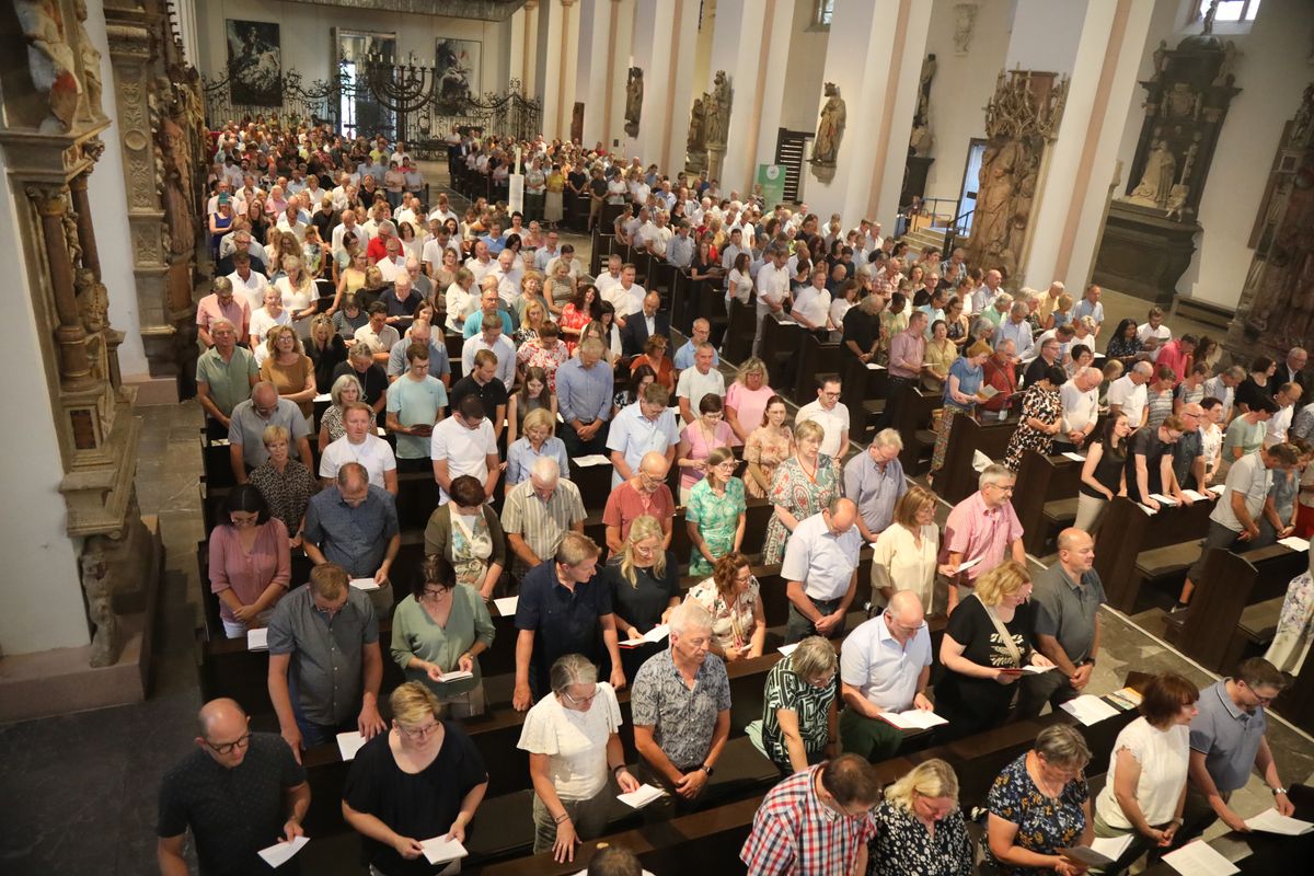 Mit rund 1000 Eheleuten, die in diesem Jahr Silberhochzeit haben, feierte Bischof Dr. Franz Jung am Freitagabend, 4. Juli 2025, einen Pontifikalgottesdienst im Kiliansdom. Im Anschluss erteilten er, Weihbischof Paul Reder sowie weitere Seelsorgerinnen und Seelsorger den Paaren einzeln den Segen.