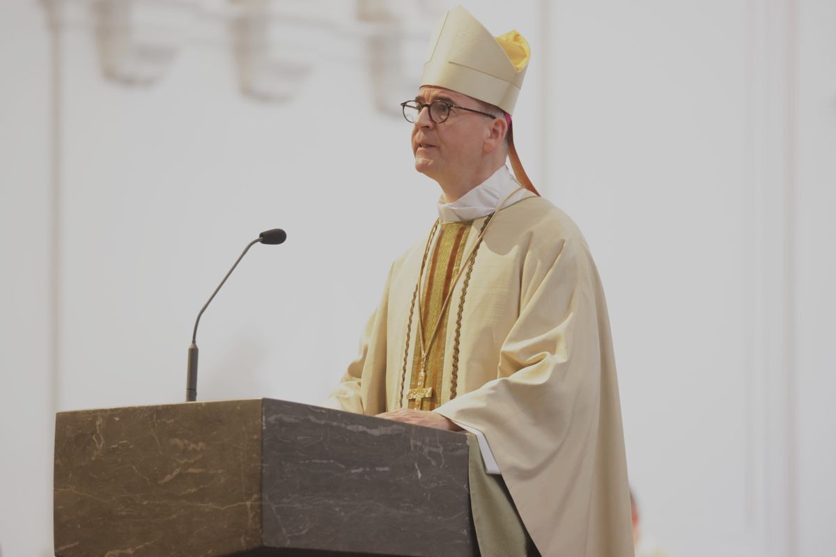 Bischof Dr. Franz Jung nahm für seine Predigt die drei Heiligen Öle als Leitfaden für seine Gedanken zum geistlichen Amt . Bischof Dr. Franz Jung nahm für seine Predigt die drei Heiligen Öle als Leitfaden für seine Gedanken zum geistlichen Amt .