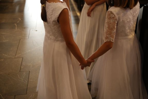 Viele der Erstkommunionkinder haben ihre Kommunionkleider und -anzüge angezogen, um im Kiliansdom gemeinsam Gottesdienst zu feiern. 