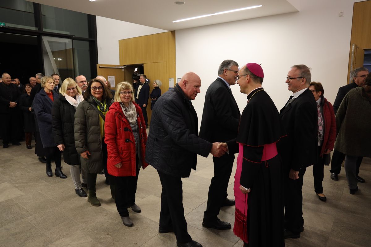 Bischof Dr. Franz Jung begrüßte gemeinsam mit Generalvikar Thomas Keßler und Domkapitular Clemens Bieber, Vorsitzender des Diözesan-Caritasverbands, die Gäste am Eingang des Hörsaalgebäudes. 