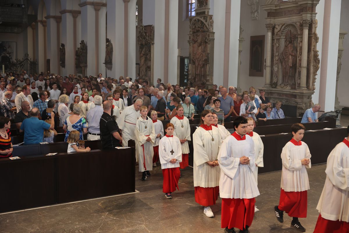Neun Frauen und fünf Männer hat Bischof Dr. Franz Jung bei einem Pontifikalgottesdienst am Freitag, 19. Juli, als Pastoral- beziehungsweise Gemeindereferenten beauftragt.