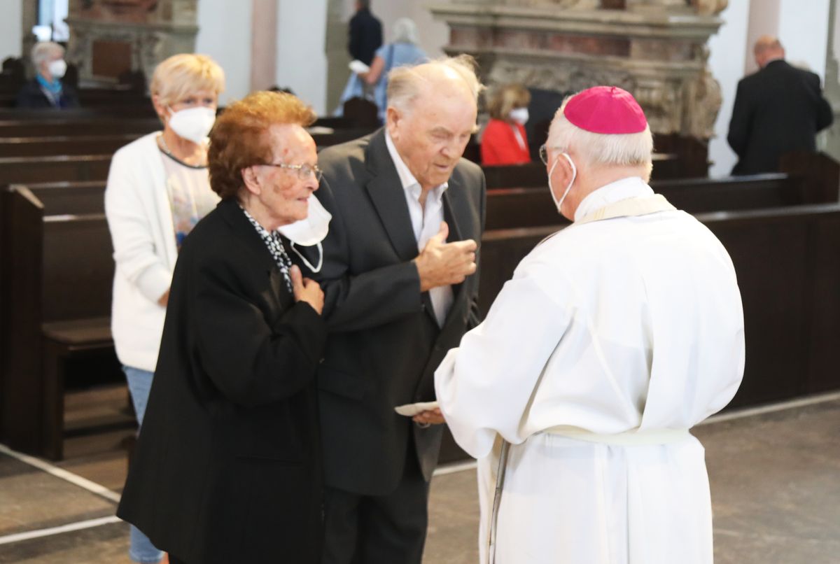 	 Weihbischof Ulrich Boom feierte am Mittwochnachmittag, 30. Juni, einen Gottesdienst für Ehepaare, die 2020 oder 2021 ihr goldenes, diamantenes oder eisernes Ehejubiläum hatten. Im Anschluss konnten sich die Paare segnen lassen.