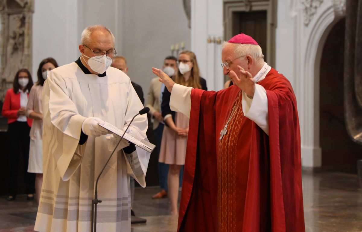 Weihbischof Ulrich Boom hat im Auftrag von Bischof Dr. Franz Jung 33 Frauen und sieben Männern am Freitagabend, 9. Juli, im Kiliansdom die Missio canonica verliehen.