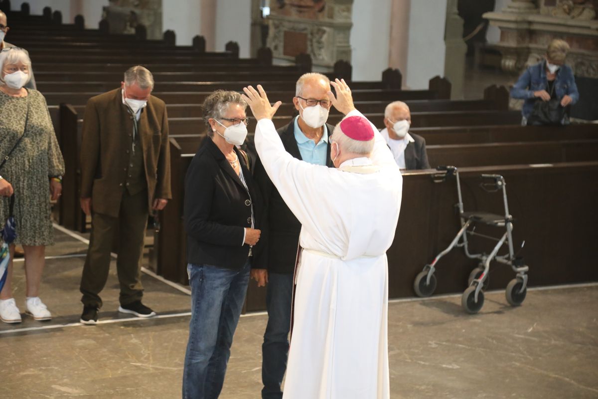 2621/0609 Ehejubilare Weihbischof Boom_27515 Weihbischof Boom und weiteren Priester und Diakone weihen Ehejubilare, die ihr goldenes, diamantenes oder eisernes Ehejubiläum feiern.