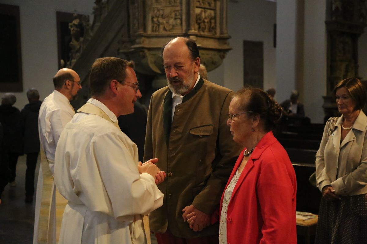 Bischof Dr. Franz Jung hat am Donnerstagnachmittag, 4. Juli, mit etwa 320 Paaren im Kiliansdom ihr goldenes oder diamantenes Ehejubiläum gefeiert.