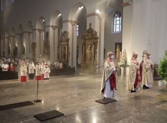 Mit rund 100 Ehepaaren aus der ganzen Diözese hat Bischof Dr. Franz Jung am Montagabend, 28. Juni, einen Gottesdienst im Würzburger Kiliansdom gefeiert. Eingeladen waren Ehejubilare, die in den Jahren 2020 und 2021 ihr silbernes Ehejubiläum feiern. Nach dem Gottesdienst ließen sich die Ehepartner von Bischof Jung und weiteren Priestern und Diakonen mit Abstand segnen.