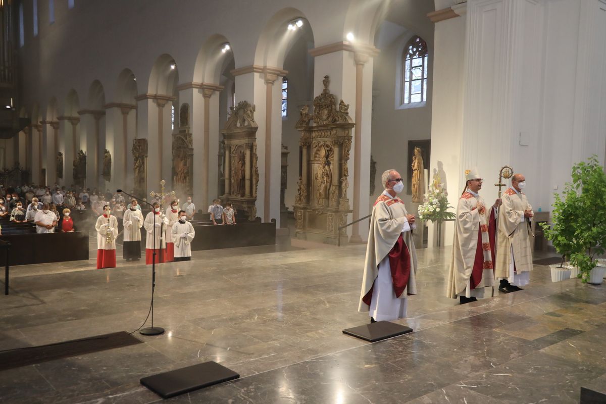 2621/0619 Ehejubilare Bischof 28. Juni Abend_27947 Mit rund 100 Ehepaaren aus der ganzen Diözese hat Bischof Dr. Franz Jung am Montagabend, 28. Juni, einen Gottesdienst im Würzburger Kiliansdom gefeiert. Eingeladen waren Ehejubilare, die in den Jahren 2020 und 2021 ihr silbernes Ehejubiläum feiern. Nach dem Gottesdienst ließen sich die Ehepartner von Bischof Jung und weiteren Priestern und Diakonen mit Abstand segnen.