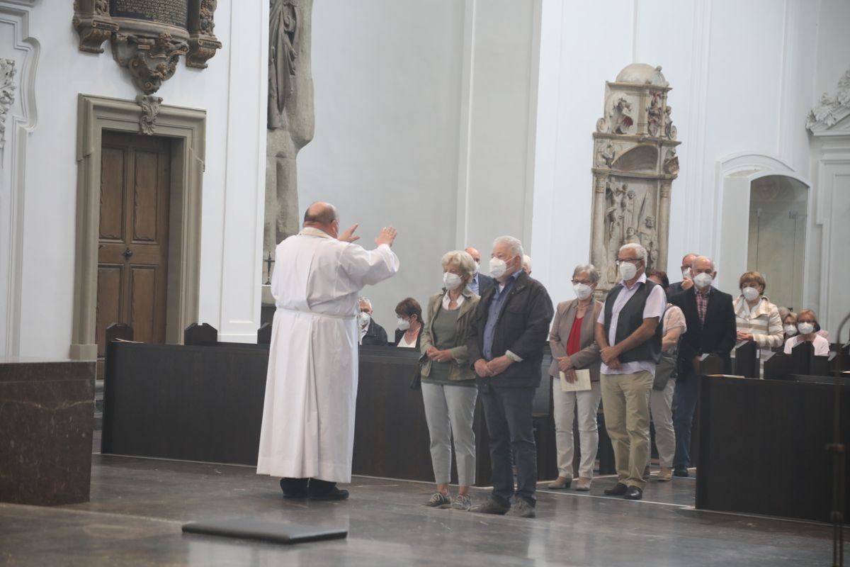 2621/0609 Ehejubilare Weihbischof Boom_27496 Weihbischof Boom und weiteren Priester und Diakone weihen Ehejubilare, die ihr goldenes, diamantenes oder eisernes Ehejubiläum feiern.