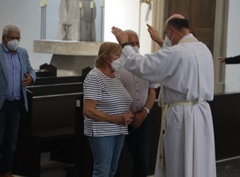Bischof em. Dr. Friedhelm Hofmann feierte am Freitagnachmittag, 25. Juni, einen Dankgottesdienst mit Ehepaaren, die seit 50, 60 oder 65 Jahren verheiratet sind. Anschließend spendeten der Bischof sowie weitere Priester und Diakone den Jubilaren mit Abstand den Segen.