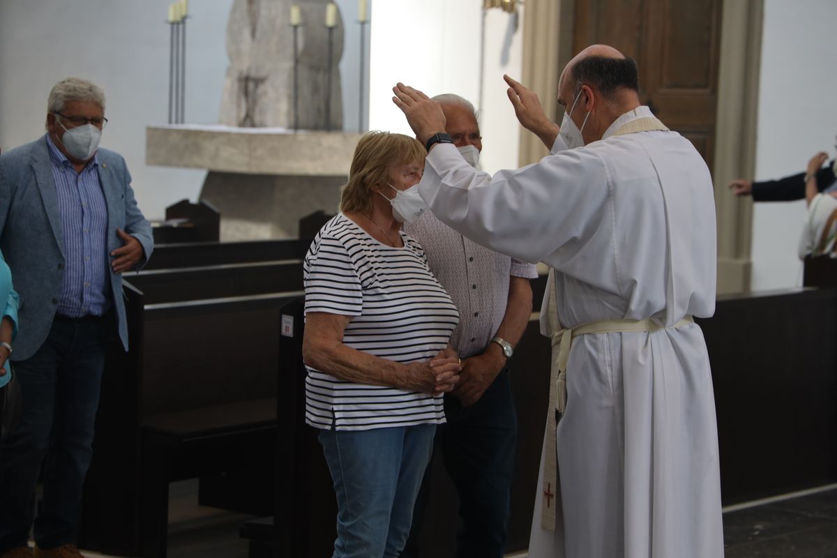 Bischof em. Dr. Friedhelm Hofmann feierte am Freitagnachmittag, 25. Juni, einen Dankgottesdienst mit Ehepaaren, die seit 50, 60 oder 65 Jahren verheiratet sind. Anschließend spendeten der Bischof sowie weitere Priester und Diakone den Jubilaren mit Abstand den Segen.