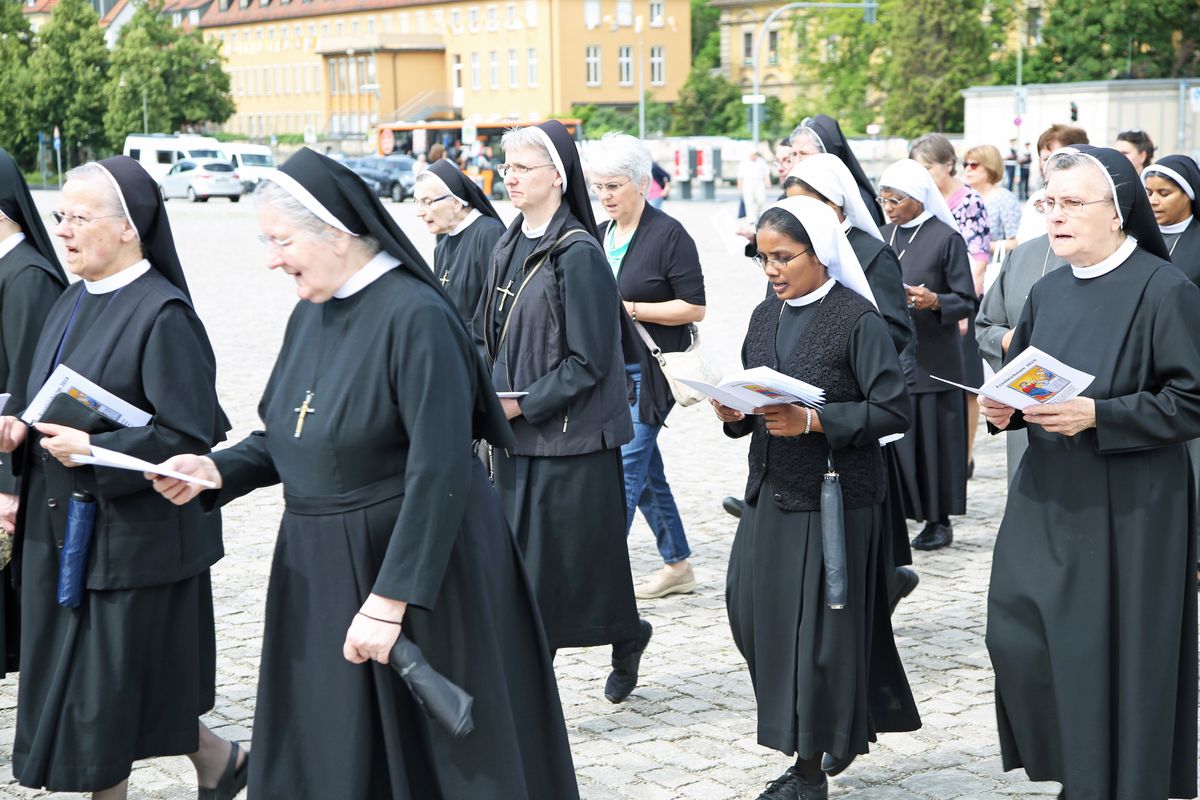 Die Fronleichnamsprozession in Würzburg stand unter dem Motto "Denn Gott hat uns nicht einen Geist der Verzagtheit gegeben, sondern den Geist der Kraft, der Liebe und Besonnenheit".