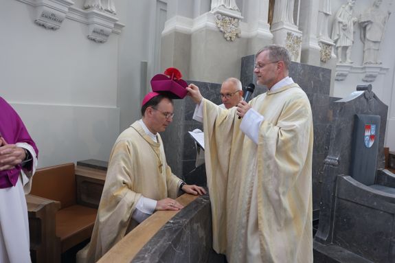Weihbischof Paul Reder ist am Freitag, 10. Mai, offiziell in sein Amt als Dompropst eingeführt worden - zunächst in der Kapelle des Bischofshauses, dann bei einem Pontifikalgottesdienst im Kiliansdom. Dabei wurde besonders an Bischof em. Dr. Paul-Werner Scheele erinnert, der am 10. Mai 2019 starb.