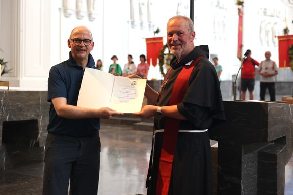 Bischof Dr. Franz Jung (links) überreichte Pater Maximilian Bauer die Entpflichtungsurkunde vom Amt des Präses der Kreuzbruderschaft.