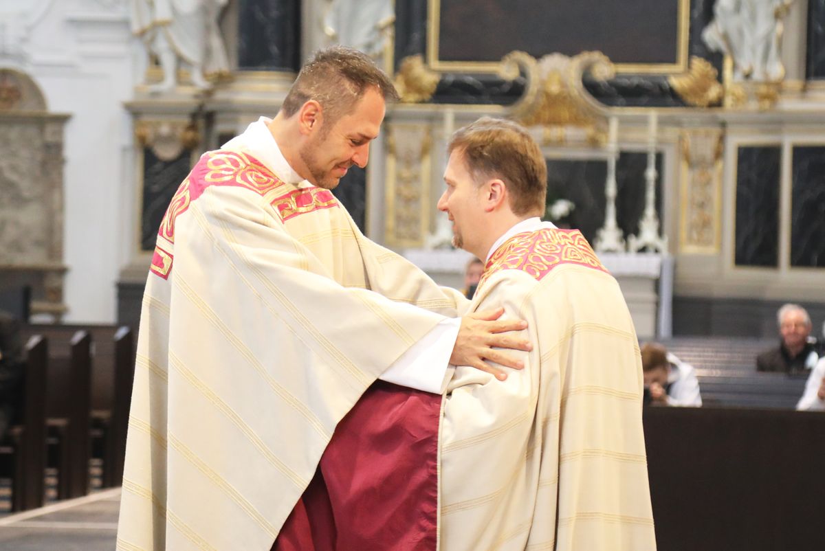 Bei einem Pontifikalgottesdienst am Samstag, 17. Oktober, hat Weihbischof Ulrich Boom im Würzburger Kiliansdom Uwe Becker zum Ständigen Diakon geweiht.