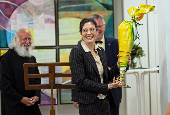 Dr. Corinna Paeth übernahm offiziell die Leitung des Recollectio-Hauses. Im Hintergrund Pater Dr. Anselm Grün (rechts), Mitbegründer der Einrichtung, und Paeths Vorgänger Dr. Ruthard Ott. Dr. Corinna Paeth übernahm offiziell die Leitung des Recollectio-Hauses. Im Hintergrund Pater Dr. Anselm Grün (rechts), Mitbegründer der Einrichtung, und Paeths Vorgänger Dr. Ruthard Ott.