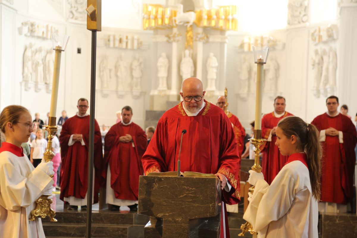 Über 1400 Kinder und ihre Begleiter sind am Montagvormittag, 7. Juli 2025, zum Gottesdienst für Erstkommunionkinder mit Bischof Dr. Franz Jung in den Würzburger Kiliansdom gekommen. 
