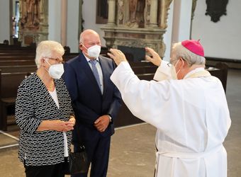 Bischof em. Dr. Friedhelm Hofmann feierte am Mittwochvormittag, 23. Juni, im Kiliansdom einen Pontifikalgottesdienst für Ehejubilare, die in den Jahren 2020 und 2021 auf 50, 60 oder 65 gemeinsame Jahre zurückblicken.