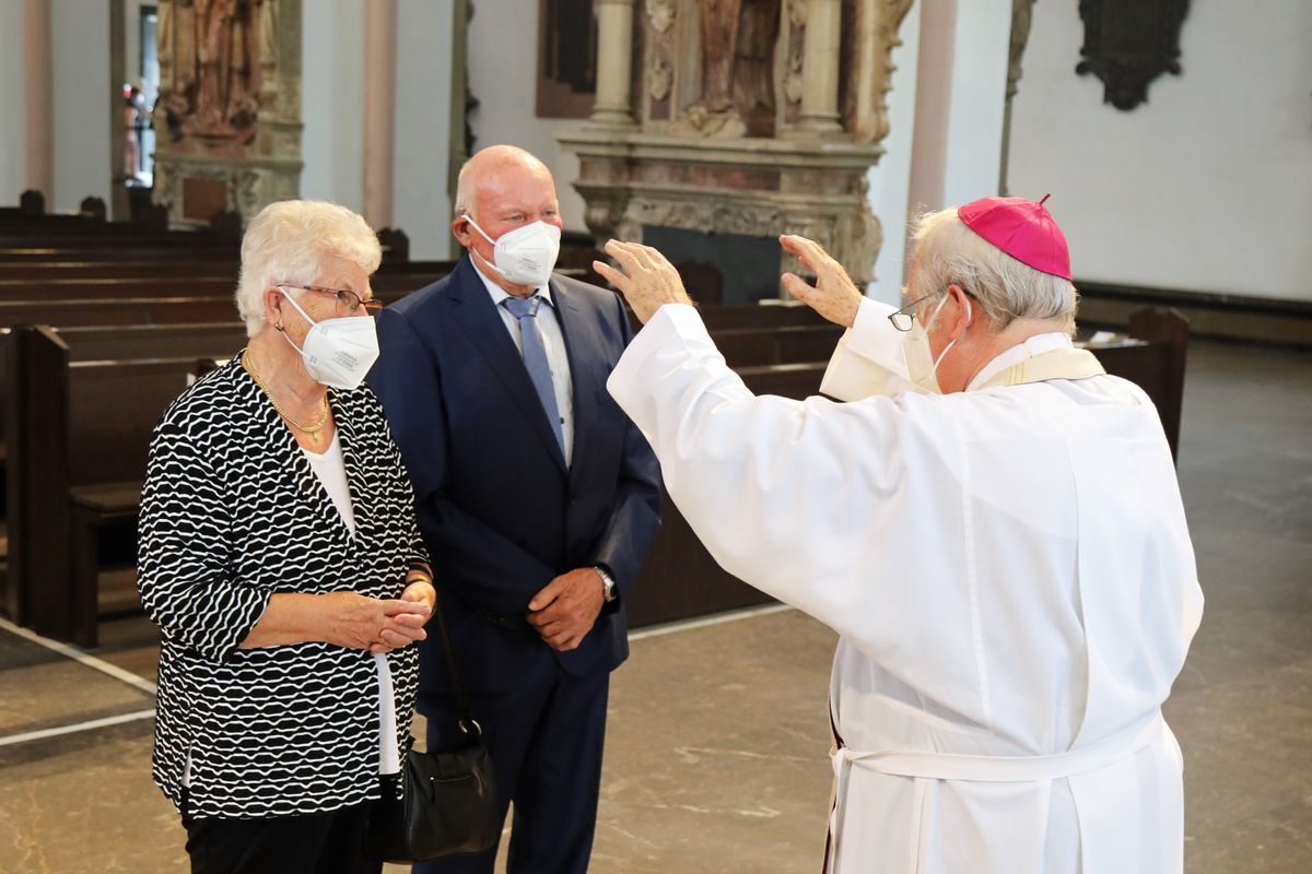 Bischof em. Dr. Friedhelm Hofmann feierte am Mittwochvormittag, 23. Juni, im Kiliansdom einen Pontifikalgottesdienst für Ehejubilare, die in den Jahren 2020 und 2021 auf 50, 60 oder 65 gemeinsame Jahre zurückblicken. Bischof em. Dr. Friedhelm Hofmann feierte am Mittwochvormittag, 23. Juni, im Kiliansdom einen Pontifikalgottesdienst für Ehejubilare, die in den Jahren 2020 und 2021 auf 50, 60 oder 65 gemeinsame Jahre zurückblicken.