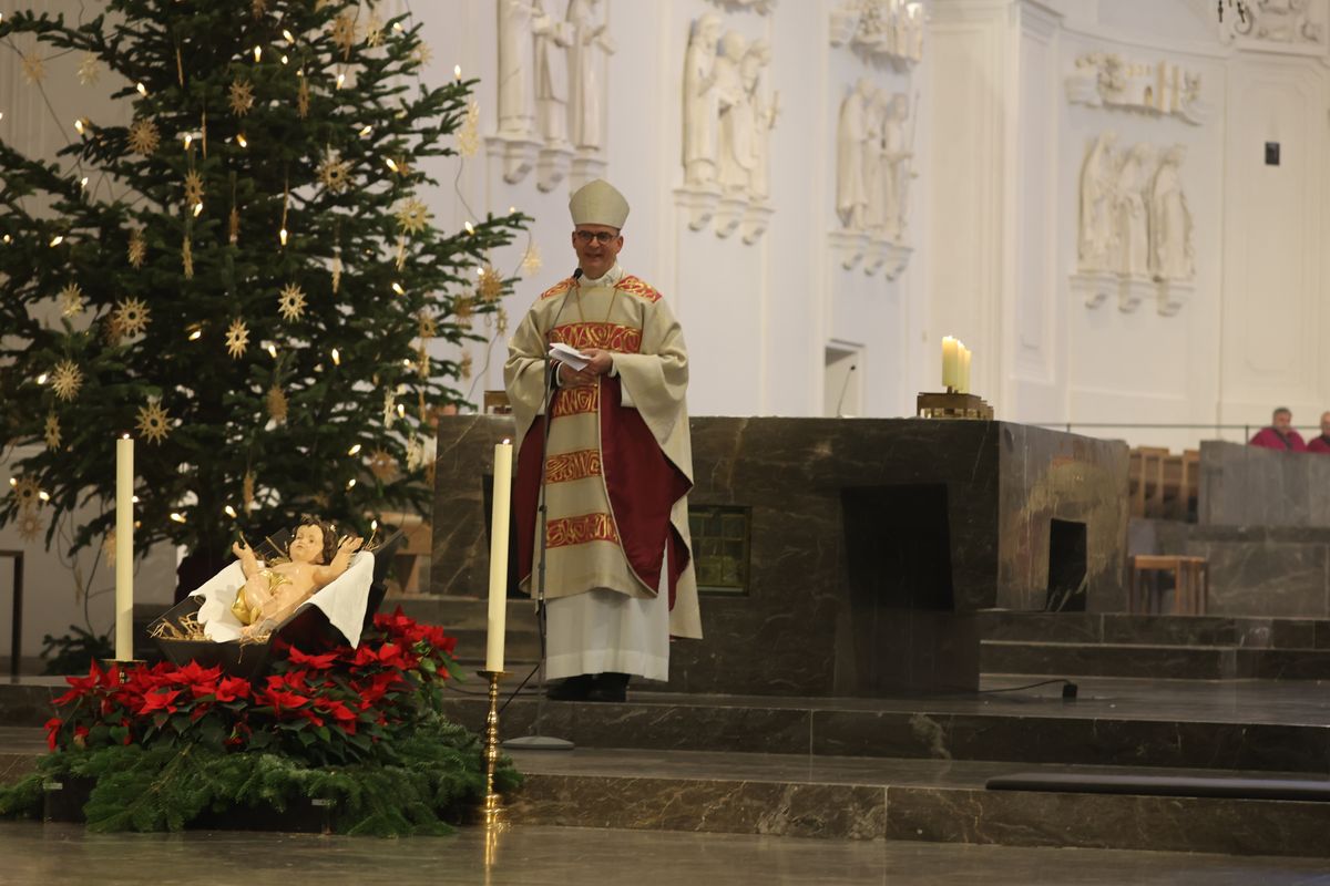 Mit einer Prozession vom Neumünster zum Kiliansdom und einer Pontifikalmesse hat Bischof Dr. Franz Jung am Dienstag, 31. Dezember, in Würzburg für das Bistum das Heilige Jahr eröffnet. Es steht unter dem Motto "Pilger der Hoffnung". 