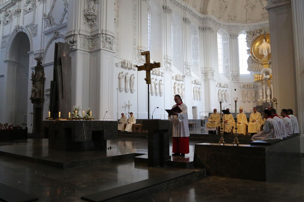 Bischof Dr. Franz Jung hat am Donnerstagnachmittag, 4. Juli, mit etwa 320 Paaren im Kiliansdom ihr goldenes oder diamantenes Ehejubiläum gefeiert.