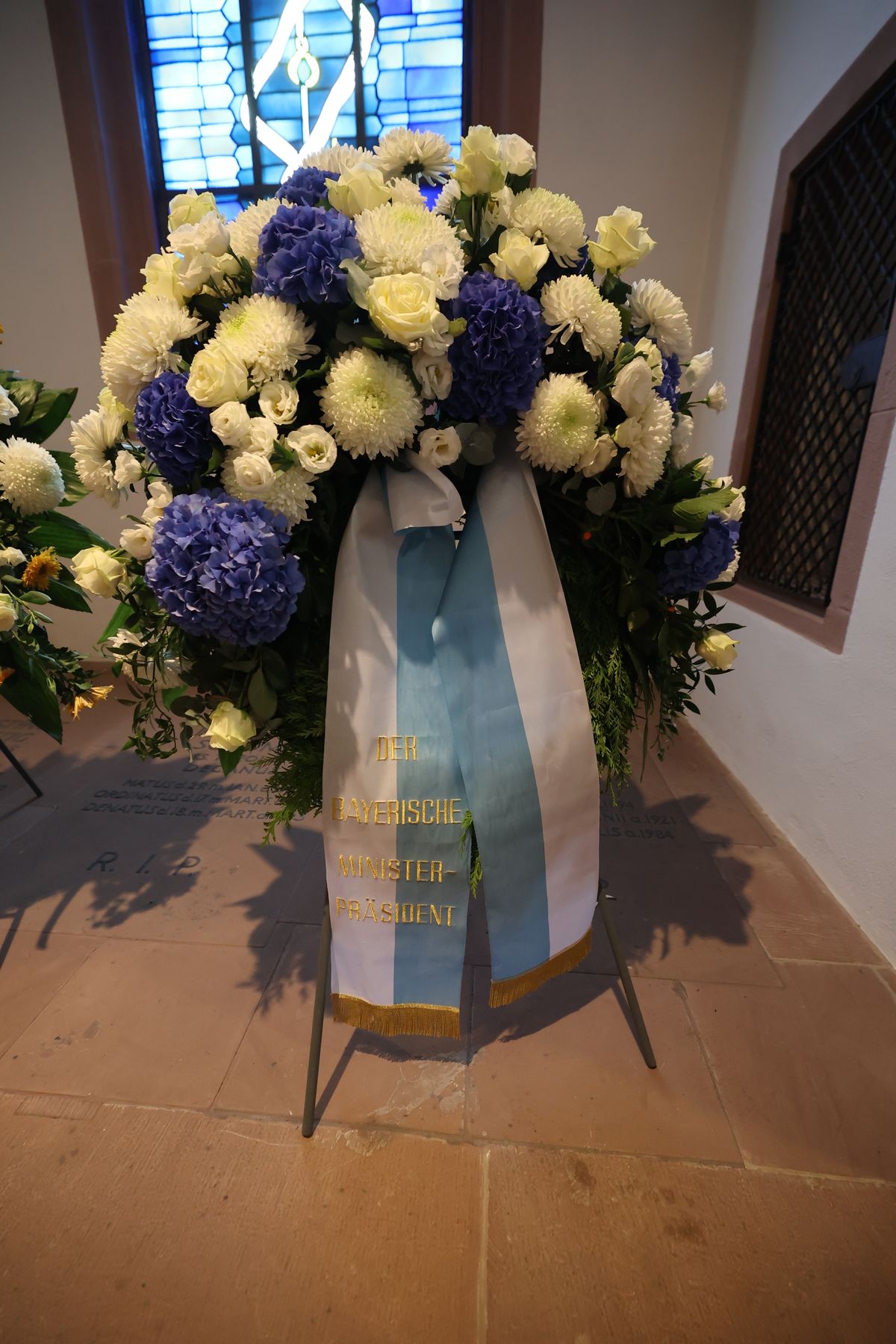 Bischof Dr. Franz Jung feierte am Samstag, 12. Oktober, im Würzburger KIliansdom ein Pontifikalrequiem für Weihbischof em. Helmut Bauer. Die anschließende Beisetzung leitete Dompropst Weihbischof Paul Reder.