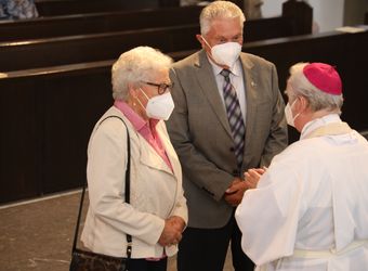 Bischof em. Dr. Friedhelm Hofmann feierte am Freitagnachmittag, 25. Juni, einen Dankgottesdienst mit Ehepaaren, die seit 50, 60 oder 65 Jahren verheiratet sind. Anschließend spendeten der Bischof sowie weitere Priester und Diakone den Jubilaren mit Abstand den Segen.