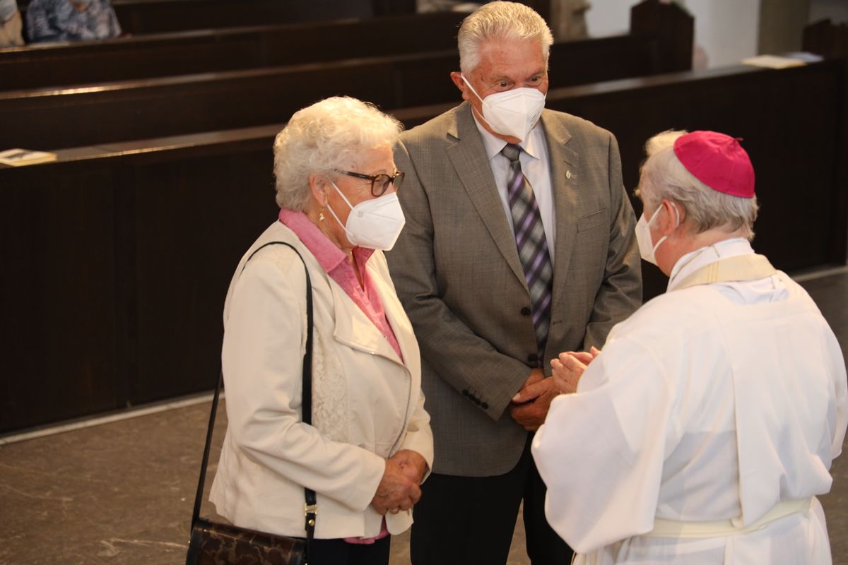 Bischof em. Dr. Friedhelm Hofmann feierte am Freitagnachmittag, 25. Juni, einen Dankgottesdienst mit Ehepaaren, die seit 50, 60 oder 65 Jahren verheiratet sind. Anschließend spendeten der Bischof sowie weitere Priester und Diakone den Jubilaren mit Abstand den Segen.