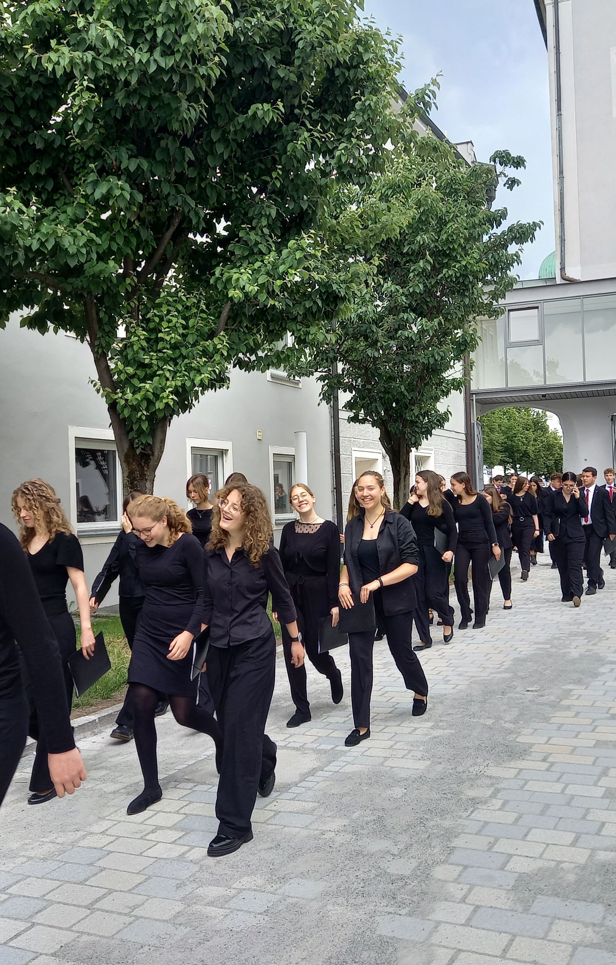 Auf dem Weg zum Gottesdienst im Passauer Dom.