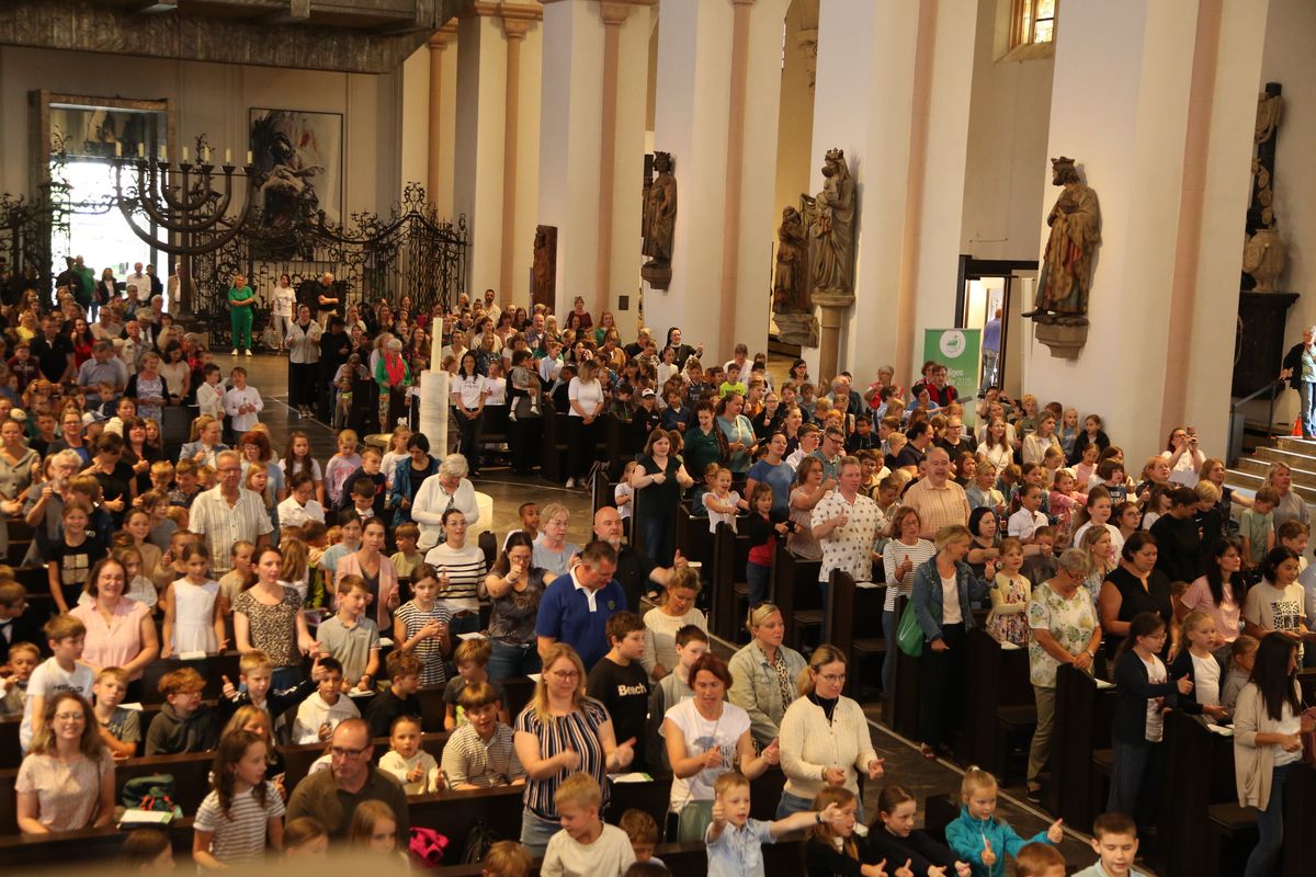 Über 1400 Kinder und ihre Begleiter sind am Montagvormittag, 7. Juli 2025, zum Gottesdienst für Erstkommunionkinder mit Bischof Dr. Franz Jung in den Würzburger Kiliansdom gekommen. 